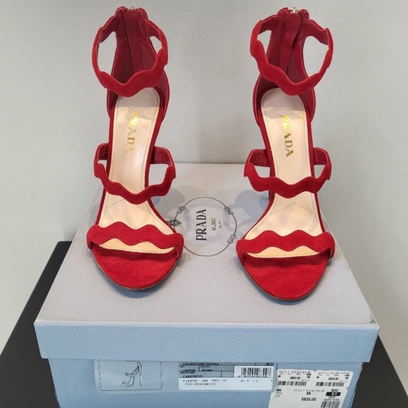 COPY - COPY - NIB Red Scallop heels - Picture 3 of 8